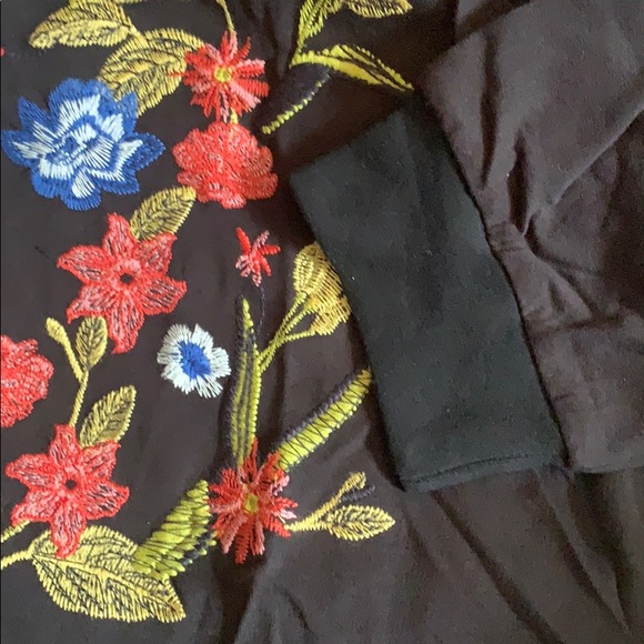 Embroidered puff sleeve oversized long sleeve tee - Picture 4 of 5